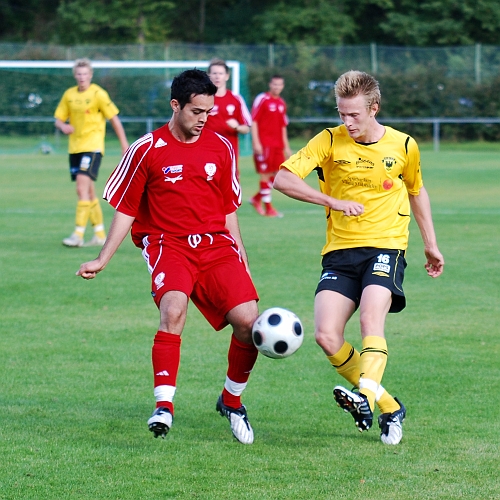 2009_0920_04.JPG - Filip Haglind i närkamp med en BK30 försvarare